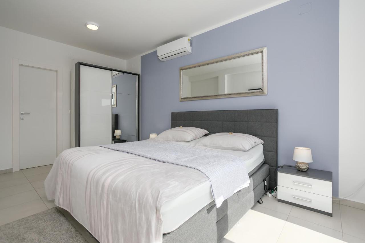 Holiday home Alma Krk Linardici